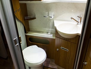 Ett välstrukturerat badrum med separat dusch, separat badrums-och WC del.