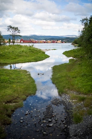 Mosjöen sedd från andra sidan

av Vefsnafjorden.