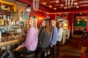 Malin, Anna, Julia och Sofie sitter uppflugna i baren på restaurang Spanjorskan som är med på MovEat Östermalm.