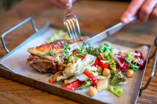 Vacker mat! Här en smakportion med spädgris från rotisseriet med och spröd sallad på restaurang Spanjorskan.