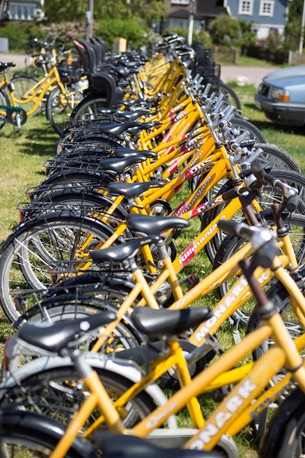 De gula cyklarna står på rad.