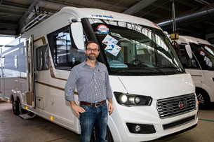 Frank Lessman, technical manager på Eura Mobil, framför Eura Mobil Integra 890.