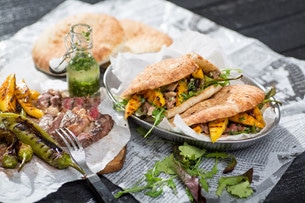 Grillad entrecôte med mango i pitabröd.