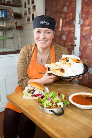 Linda serverar allt från empanadas och soppa till hamburgaren churrasco.