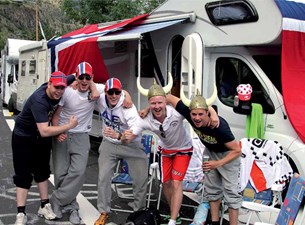 Der er fest og god stemning blandt tilskuerene til Tour de France.
