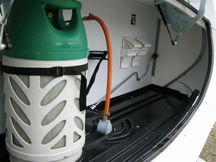 Rymlig gasförvaring med plats för två gasflaskor