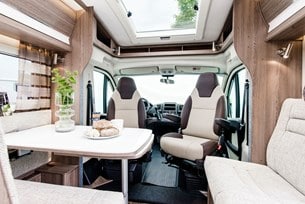 Soffa och förarsäte i 740 LXL.