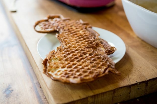 Traktorvåffla som serveras med Gomme, en sur mjölk som kokas och blir en grynig massa som smakar mild kola.