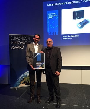 Marknadschef Jürgen Messmer tar emot European Innovation Award.