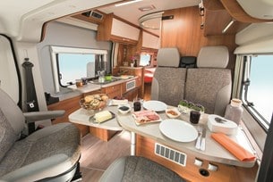 Vantourer 600 L är kompakt, endast 5,99 m, men har ändå långbäddar. 