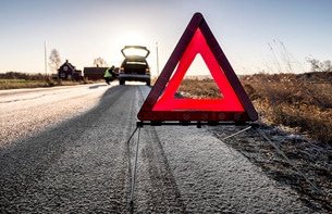 Inventera kofferten på bilen och kolla så varningstriangeln finns med.