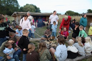 När campingplatsen ordnar aktiviteter är det jordnära saker som pinnbrödsbakning och fotbollsturneringar som står på programmet