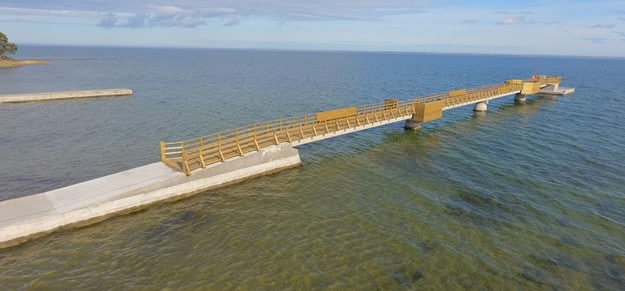 Den nya bryggan bör locka många badare.