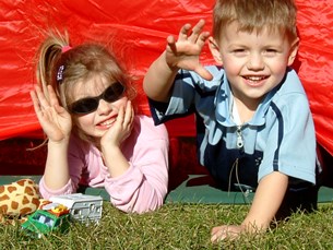 Barn har en förmåga att få nya vänner på campingplatserna