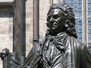 Johan Sebastian Bach framför Johanneskyrkan