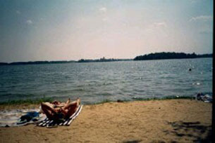 Fra den idylliske stranden ved Trakai Camping utenfor Vilnius. Det berømte slottet i Litauens gamle hovedstad kan skimtes.