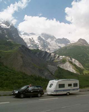 Bergen är fantastiska. Vill du inte köra i bergen med husvagn kan du bo i dalen och bara ta bilen dit upp