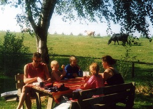 Barnfamiljen njuter av det fria livet bland korna ute i det fria