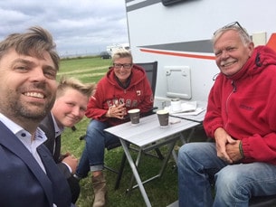 En mobilbild från Elmia förra året då Gabriel sålde sin första husbil. På bilden syns även marknadschef Fredrik Uhlin och de lyckliga köparna. 