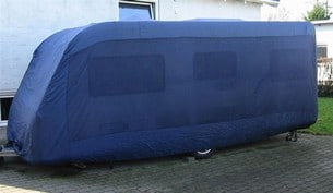 Ett caravancover skyddar vagnen mot smuts