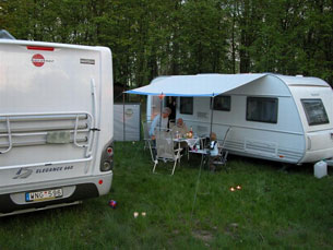 Campingplatsen är som en villaträdgård. Platschefen är fantastisk.