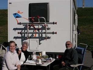 Parkeringsplatsen ligger en bit ifrån trafiken, så vi kan sitta och äta vår lunch utanför husbilen