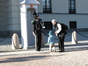 Det norska kungahuset står sig vackert mot den klarblå himlen