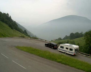 Själva hårnålskurvan är en bra plats att mötas på, därför att det ofta är mera platt och brett där än på raksträckorna