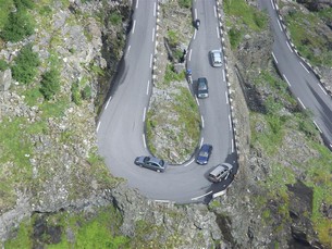 En av alla hårnålssvängar på Trollstigen i Norge