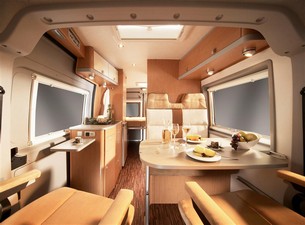 Hymer valt träslaget Madeira valnötsträ med silverapplikationer till inredningsdesignen 