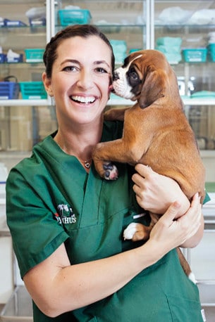 Marie Jury , veterinär på

Väsby Djursjukhus.