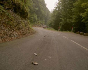 På många platser är det inte tillåtet att stanna, därför att det kan falla klippstycken och sten nerför berget. Respektera detta förbud