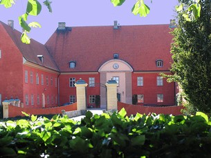 På halvön Kullen ligger Krapperup Slott som är omgivet av en vacker park.