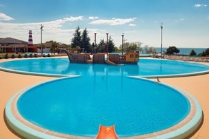 När inte Adriatiska Havet lockar har campingplatsen också en stor och barnvänlig pool. 