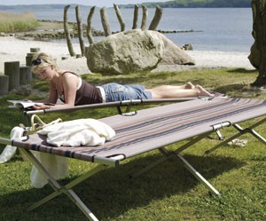 Sortimentet av enkla hopfällbara möbler har utvidgats med snygga varianter i NYA randiga kombinationer – den svarta färgen matchar alla tält.