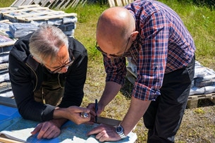 Här går gränsen mellan våra distrikt. Ruttplanering pågår mellan Tohny Kumral och Ulf Hellström, som båda utgår från Ystad när de startar distributionen.