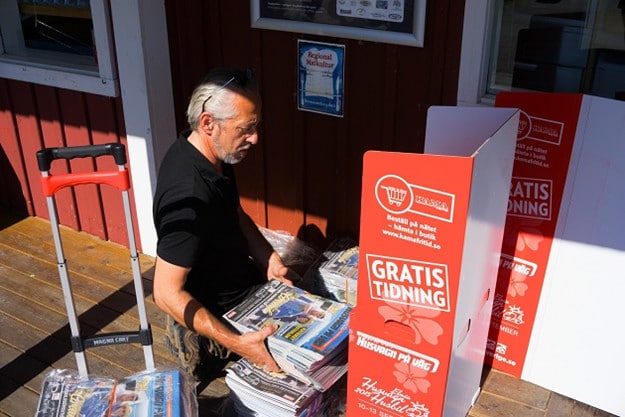 Det är viktigt att tidningsställen får en bra exponering och det är en av anledningen till att distributionen sker i egen regi.