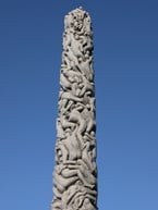 Den 17 meter höga pelaren Monoliten föreställer sammanflätade människofigurer