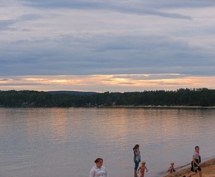 100 meter från campingplatsen ligger den finaste badstranden.