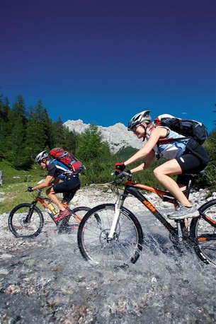 Mountainbike cyklister kan välja att följa floden Mur hela 340 km. 