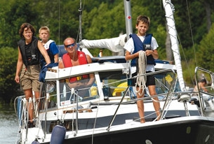 Det är stor aktivitet även för fritidsbåtar längs Göta kanal.