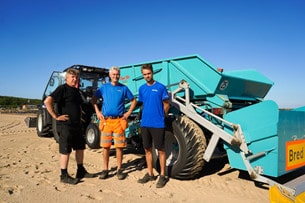 Roland Larsson (naturparkmästare), Boris Bile (gruppledare) och Markus Johansson (traktorförare) håller rent på stränder, skogar och stigar i Halmstad.