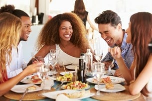 54 procent av de som äter nyttigare inför och under semestern medger att de tummar på sitt nyttiga ätande just när de går på restaurang.