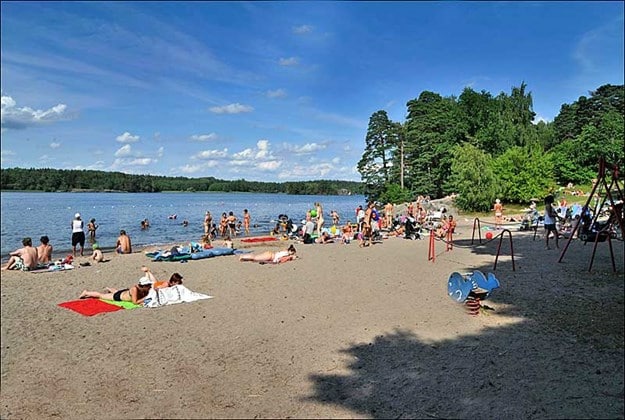 Mälarhöjdsbadet ligger endast 350 meter bort.