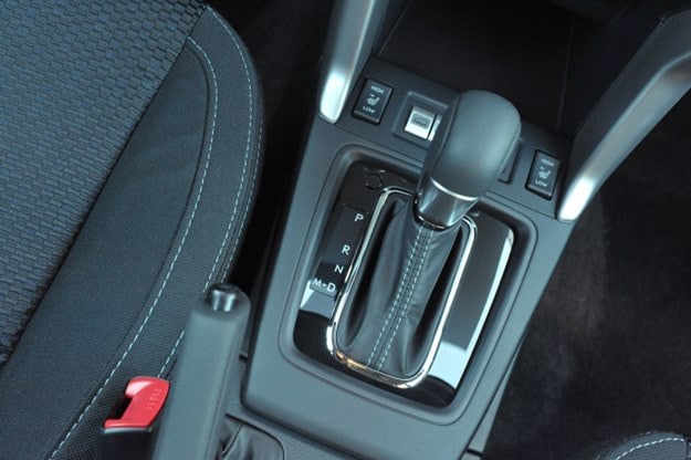 Forester har utrustad med X-Mode som standard. X-Mode gör det lättare för föraren att köra på besvärliga vägar och i terräng.