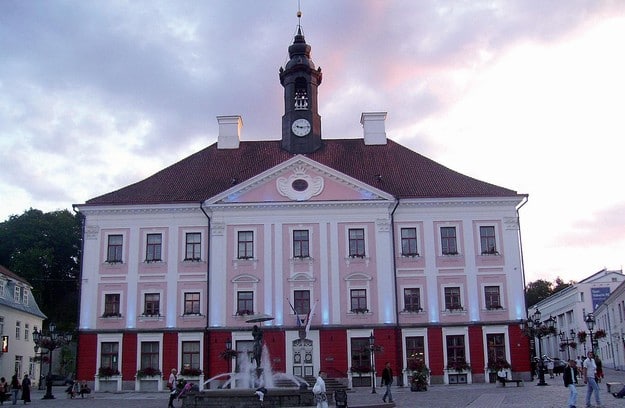 Det rosa rådhuset är kännetecknet för gamla stan i Tartu. 