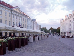 På Uteserveringarna på rådhusplatsen i Tartu.