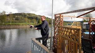 För Frode Langseth och de andra på Selbu Camping är öringen lättillgänglig. Det är bara att kasta ut. 