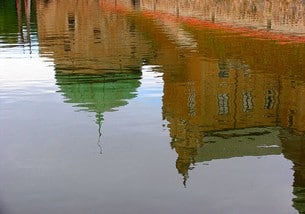 Vadstena Slott avspeglar sig i sjön.
