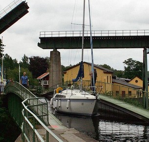 Akvedukten i Håverud är ett mycket välbesökt turistmål. Akvedukten är en bro för båtar.